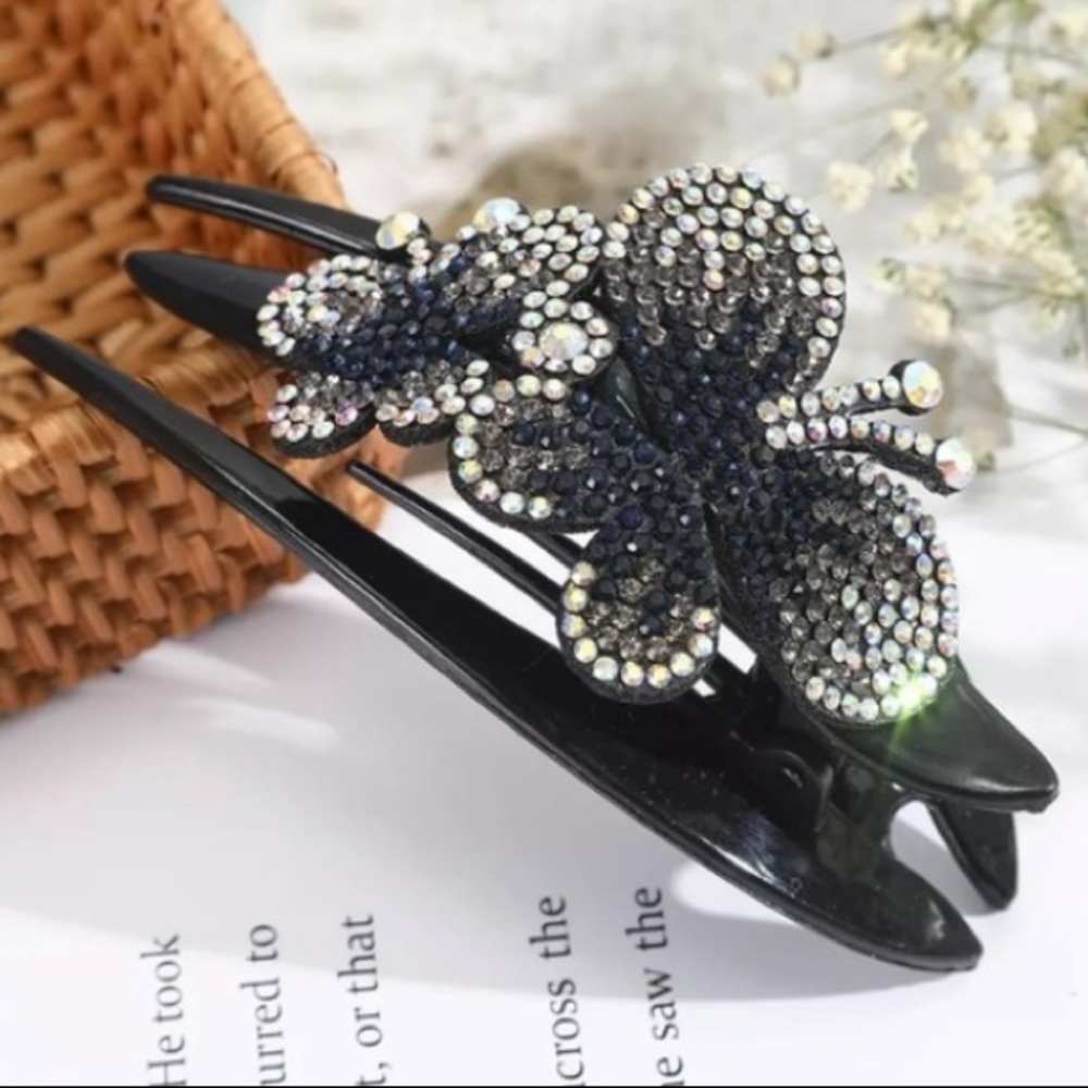 ❤️This hair clip is made with crystal and rhinestones and each one is homemade❤️